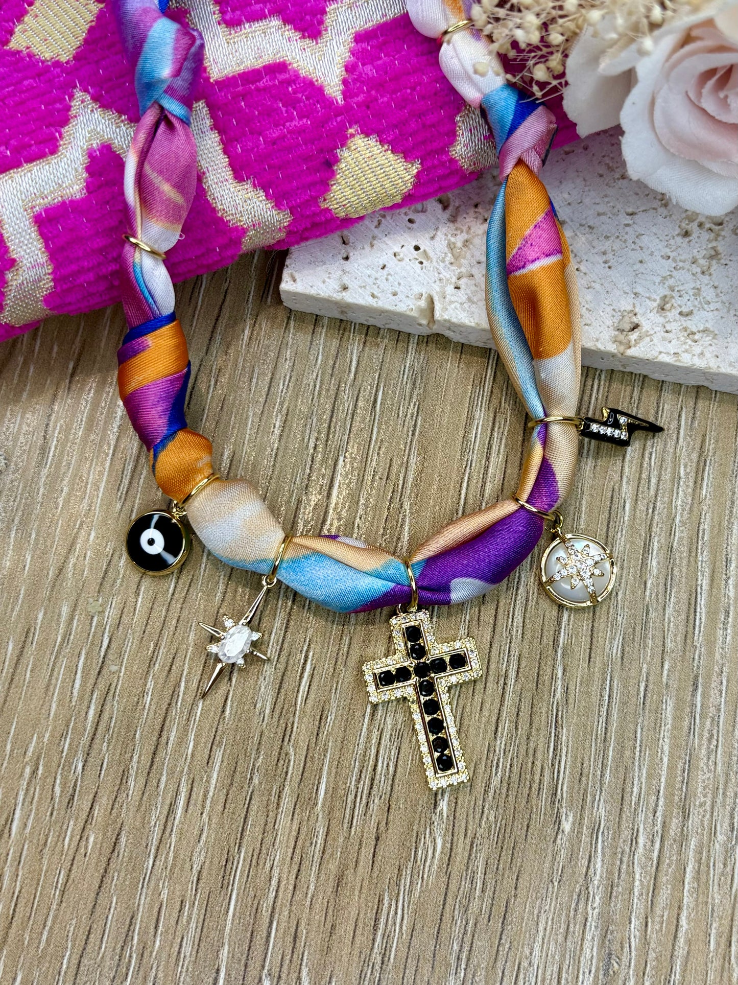 Collier CROIX NOIR coloré